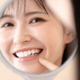 ガチャ歯を最短2回で撃退！東京銀座の審美歯科が教える「削らない」歯並び改善法と費用