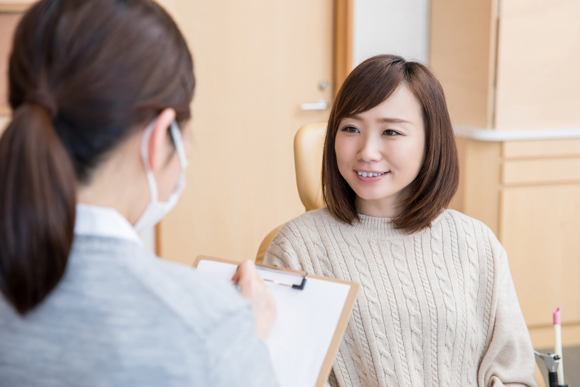 「エナメル質形成不全」について前歯だけ白いシミや斑点がある人は注意