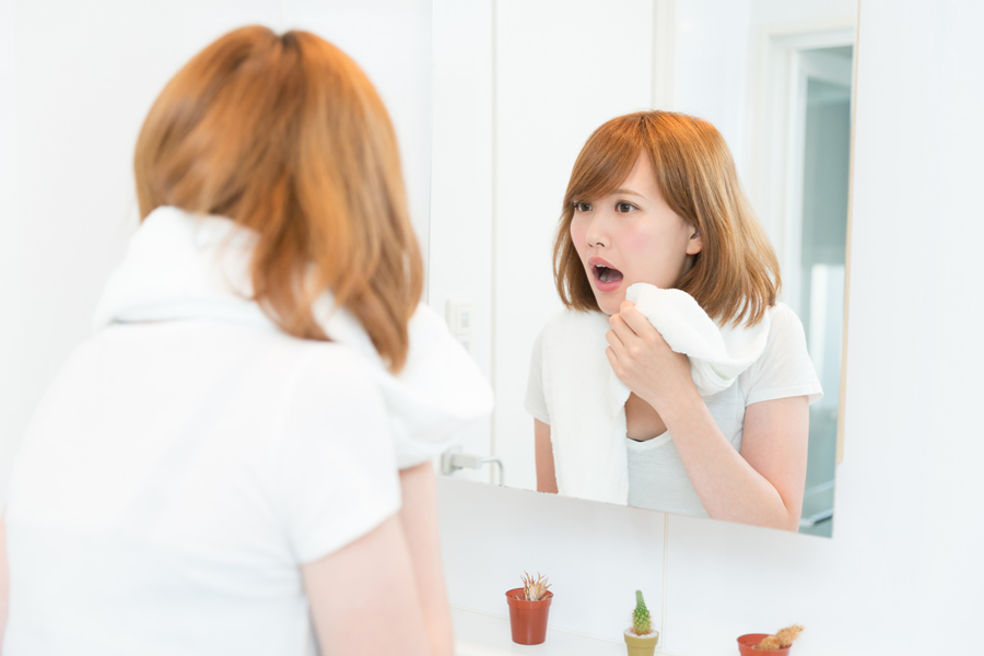 その口臭、舌の「白い苔」が原因かも?銀座の審美歯科が教える正しいケアと口臭予防