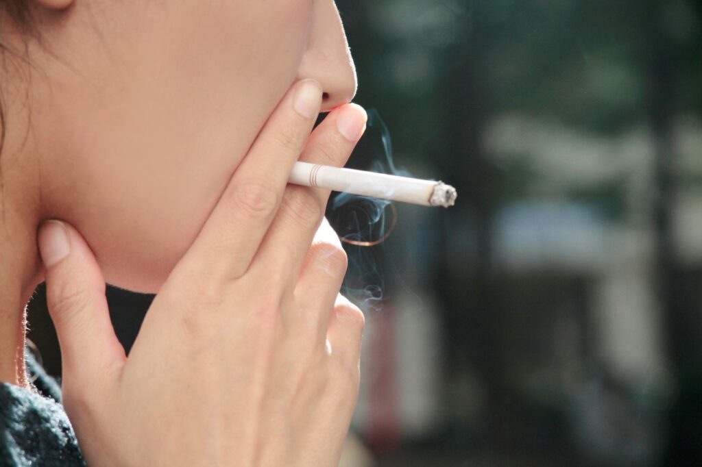 タバコは老けるのは嘘?喫煙歴の長さは関係ある?
