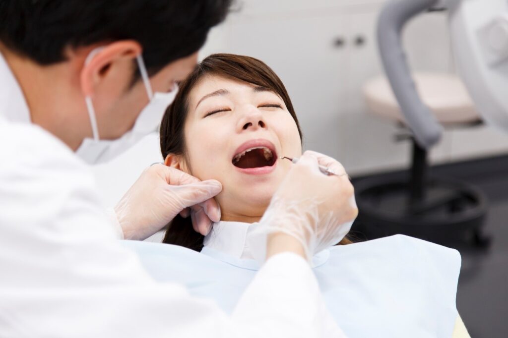 東京・銀座の審美歯科で、PMTCによるプロのクリーニングを受ける女性