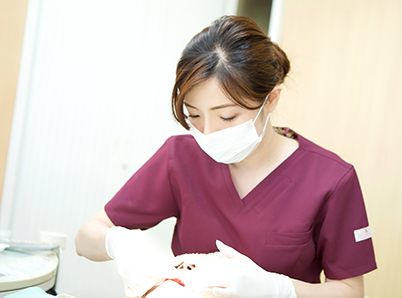 その肌荒れ、口の中の「銀歯」が原因かも?銀座の審美歯科医が教える金属アレルギーのリスク