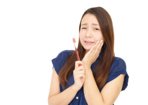 虫歯を痛がる女性