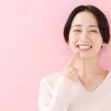 東京・銀座の審美歯科が解説する歯茎の黒ずみ。プロによるピーリングでピンク色の歯茎へ。