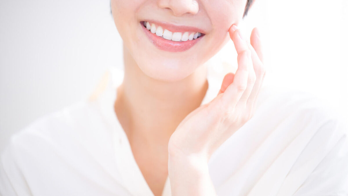 歯の裏の黒ずみは3つが原因！審美歯科医が解説するセルフケアの限界とプロのケア術