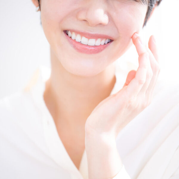 歯の裏の黒ずみは3つが原因！銀座の審美歯科医が解説するセルフケアの限界とプロのケア術