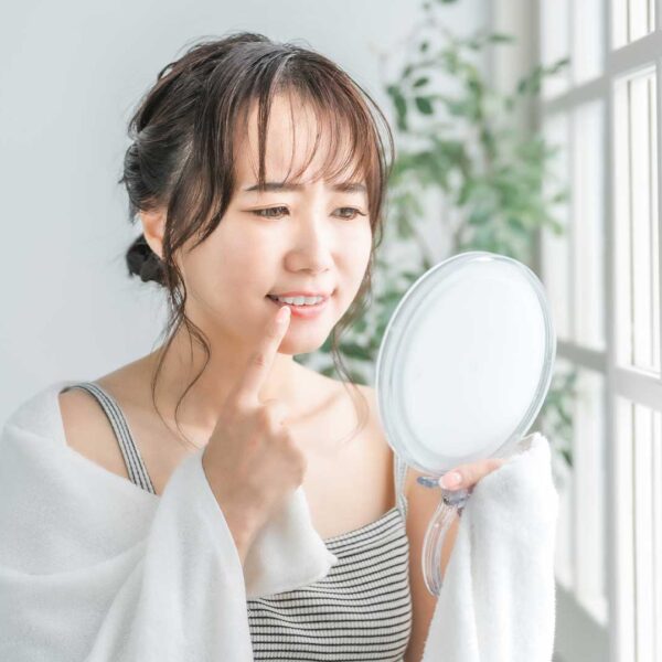 無意識の食いしばり、顔の歪み・老け顔の原因に？大切な歯とセラミックを守る方法を銀座の審美歯科医が解説