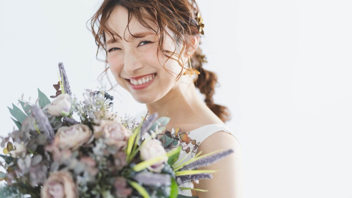 東京銀座の審美歯科でブライダルホワイトニングの相談をする花嫁