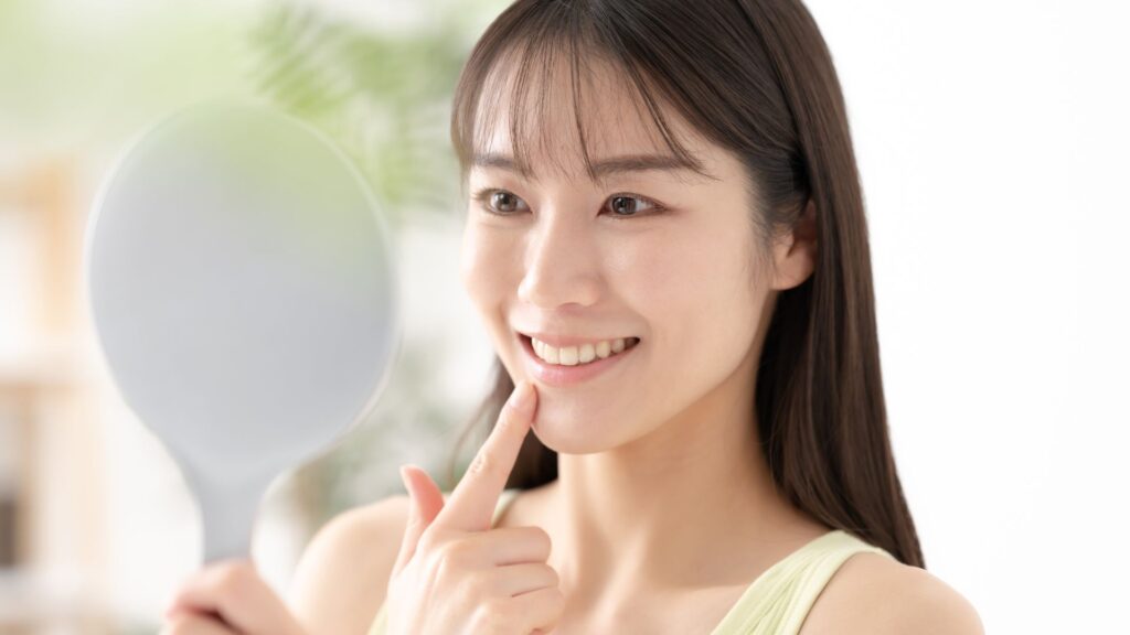 東京・銀座の街で、美しい歯並びで自信を持って微笑む大人の女性