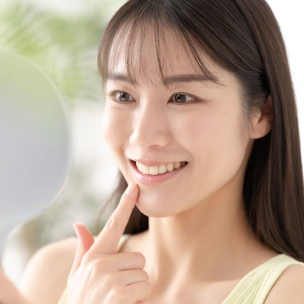 その歯並び、ワイヤーなしで美しく。短期間で理想の笑顔を手に入れる方法｜東京・銀座の審美歯科