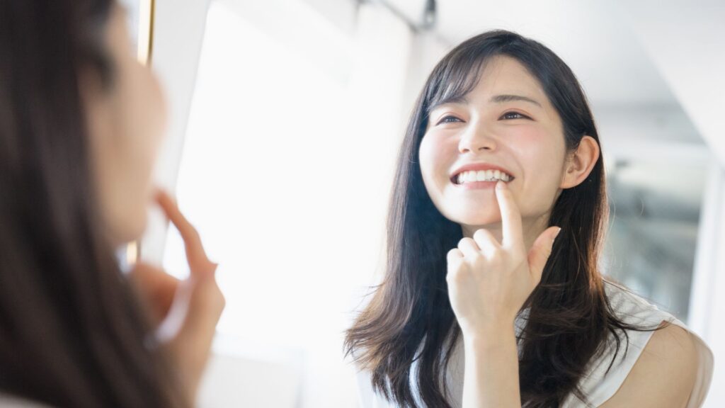 完成したティーシーズを装着し、完璧な仕上がりに満足する患者様