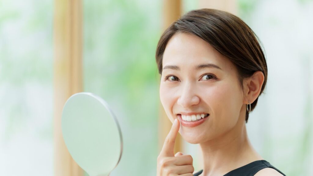 産後のご褒美として、東京・銀座の審美歯科でカウンセリングを受ける母親