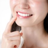 炭酸水で歯が溶ける？東京・銀座の審美歯科医が教える酸蝕歯対策と3つの治療法