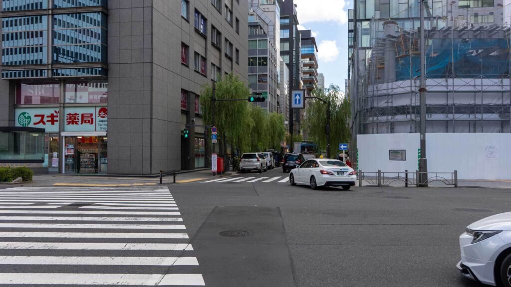 有楽町駅前のスギ薬局の見える交差点