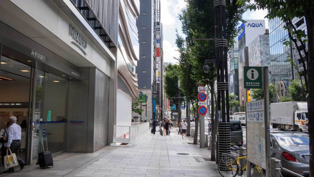 銀座駅B4出口の風景とみずほ銀行