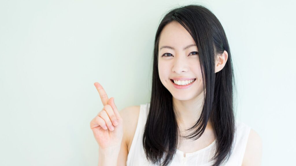 東京・銀座の街並みを背景に、後悔のない治療で手に入れた美しい笑顔