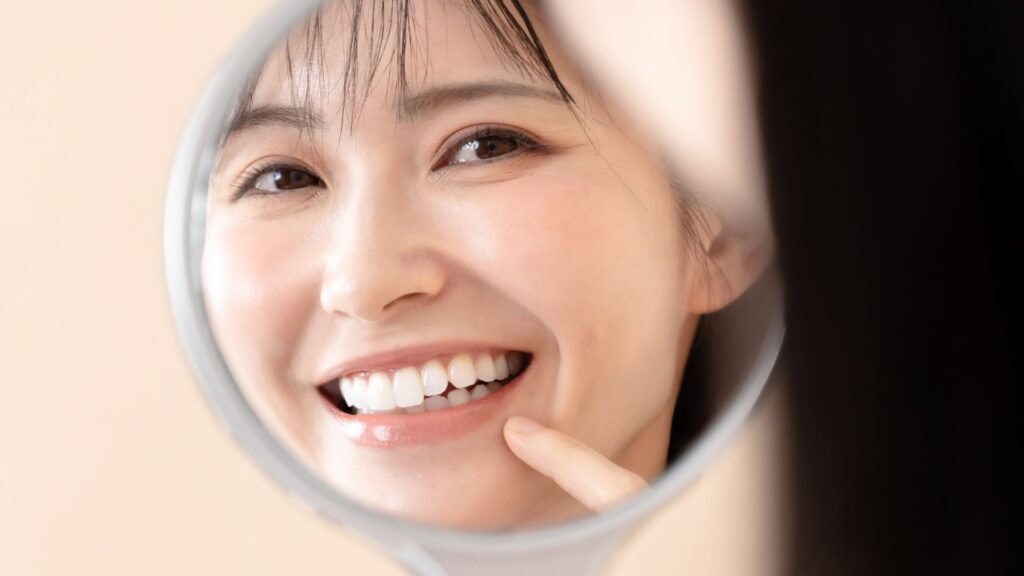 ティーシーズの厚み調整で歯並びを美しく見せる仕組みの解説イラスト