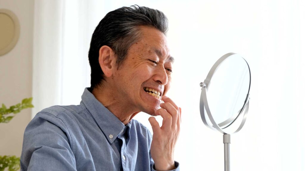 東京・銀座の審美歯科で治療方法の比較説明を受ける男性