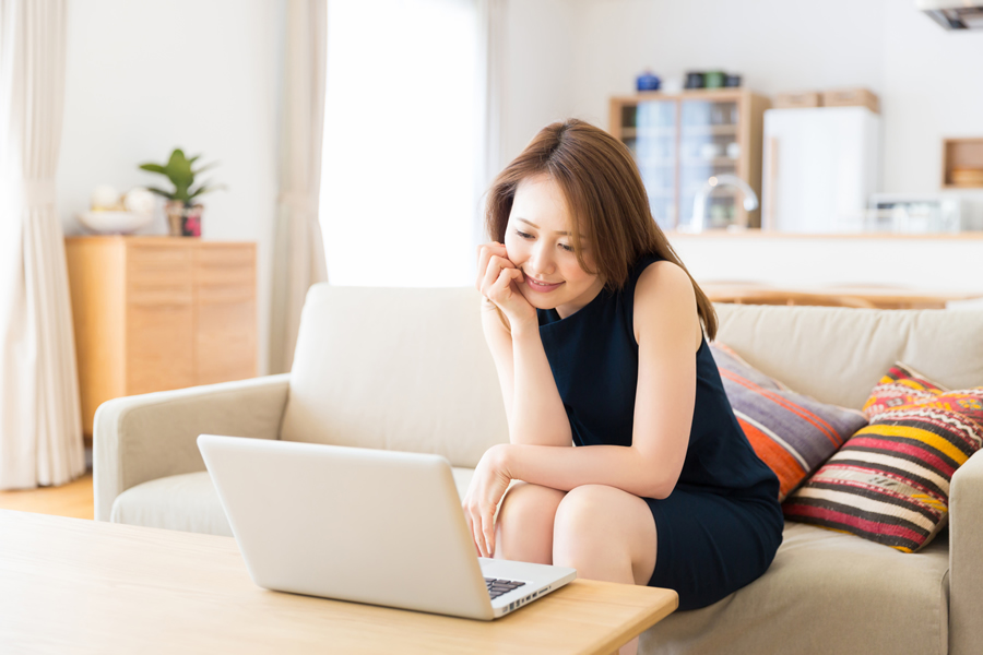 東京銀座の審美歯科でPC作業中に無意識に食いしばる女性