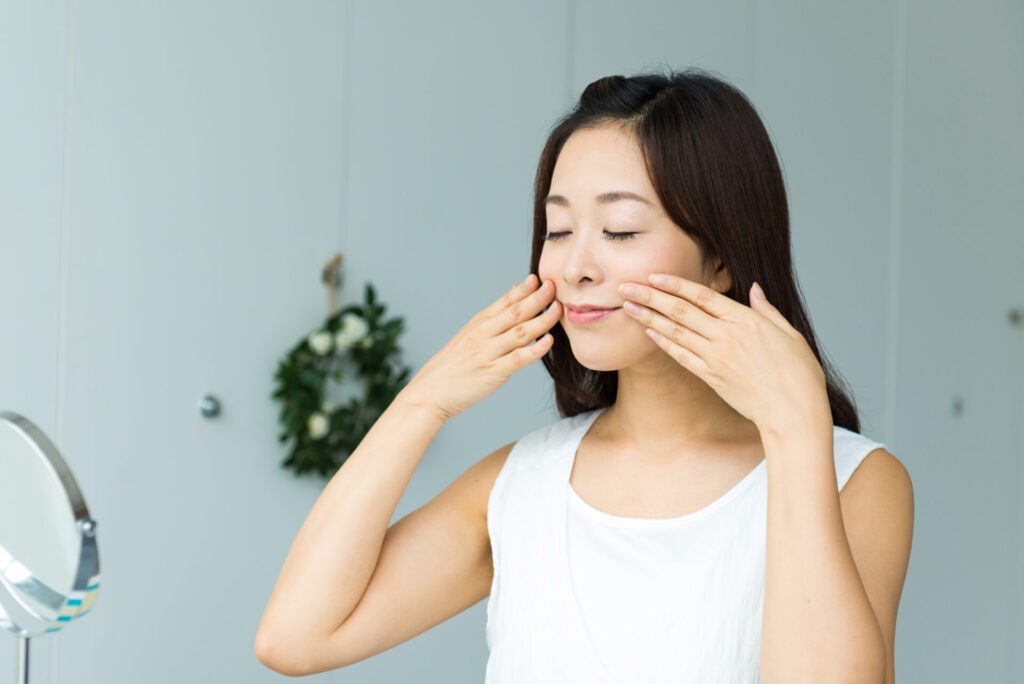 東京銀座の審美歯科でデンタルエステを受けリラックスする女性