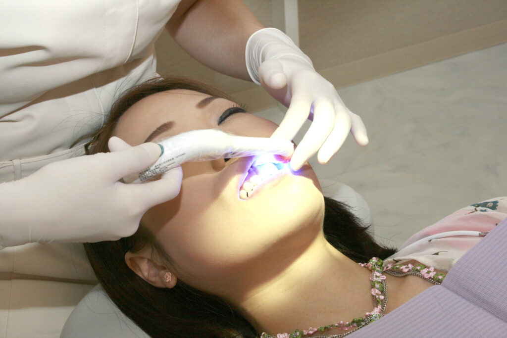 東京・銀座の審美歯科で、プロによる専門的なクリーニング（PMTC）を受ける女性
