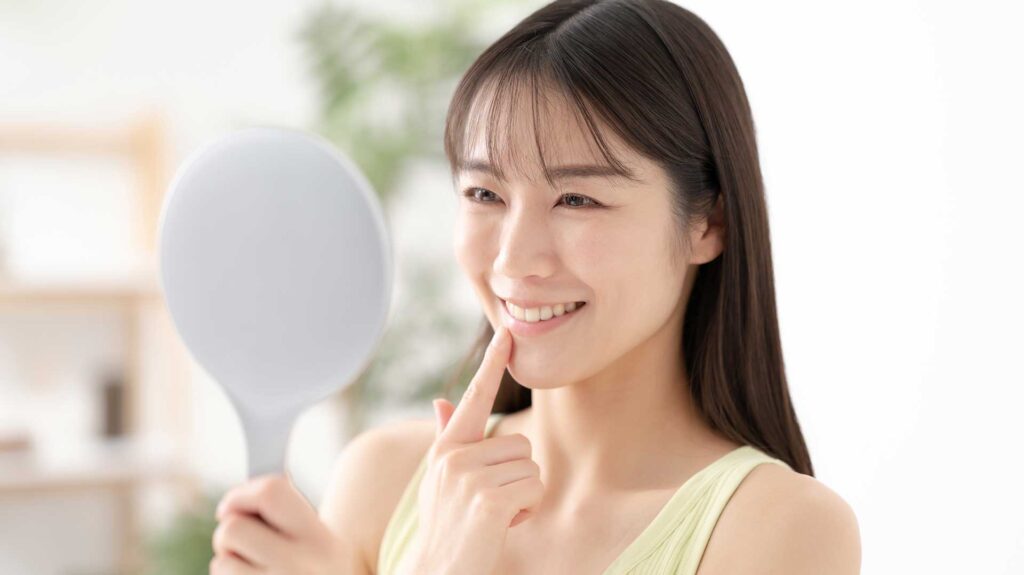 虫歯治療と審美歯科の順番を知って歯並びを確認する女性