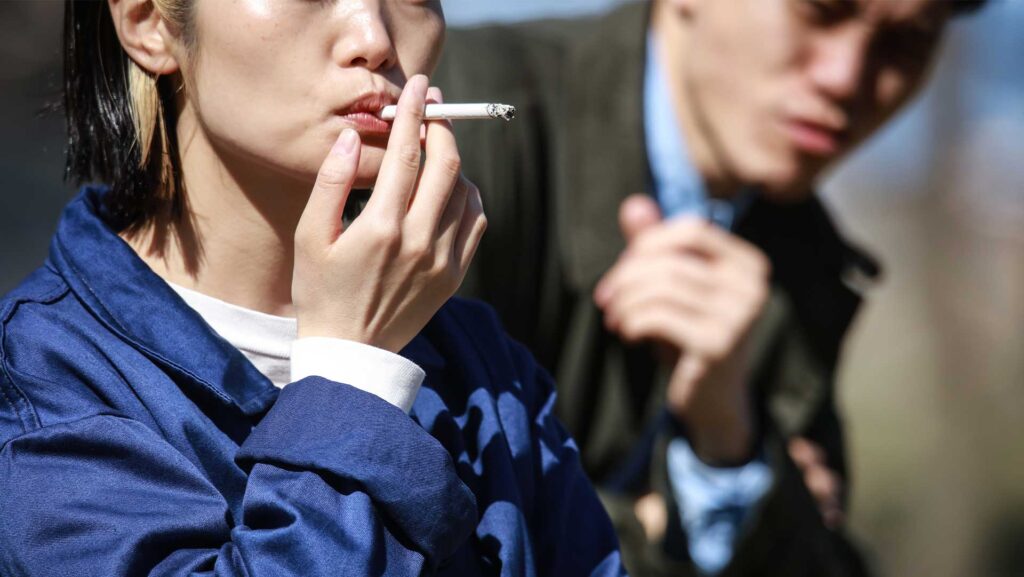 歯茎の黒ずみの原因を銀座の審美歯科が解説。東京の喫煙者・差し歯の方へ。