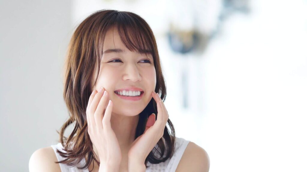 東京・銀座のカフェで、歯の色を気にせず食事を楽しむ、笑顔の美しい女性