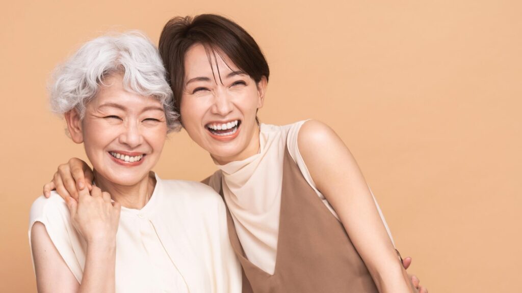 口臭の悩みから解放され、自信を持って笑う人物