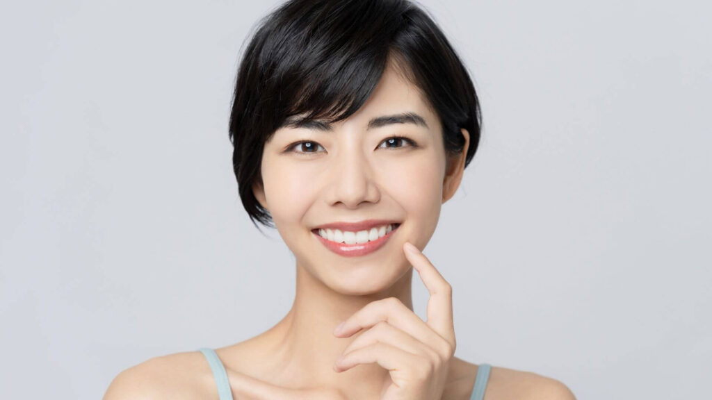 東京・銀座の審美歯科で、デュアルホワイトニングにより完璧な白い歯を手に入れた女性