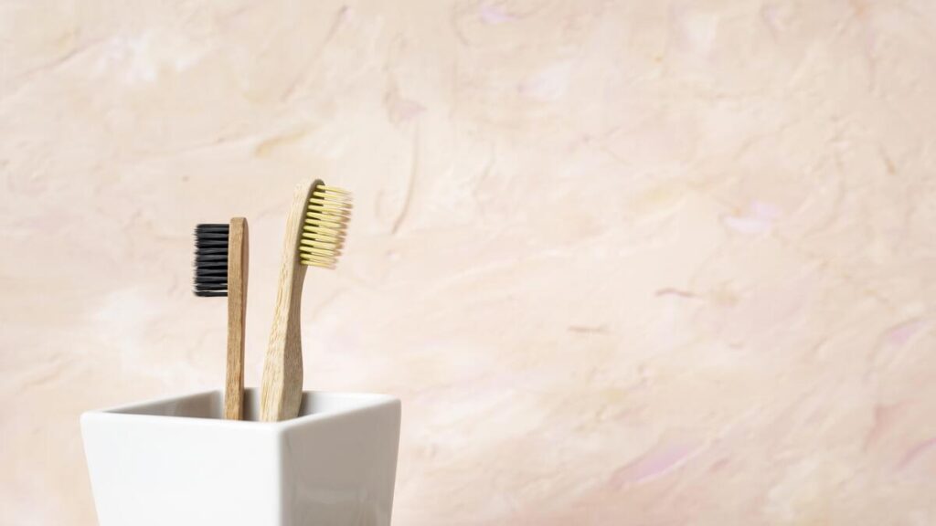 横向きで寝ることで、歯や顎に圧力がかかっている様子を示すイラスト