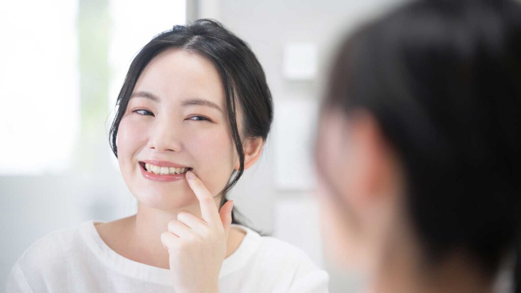 東京・銀座の審美歯科で、ティーシーズによる確実な仕上がりに満足する女性