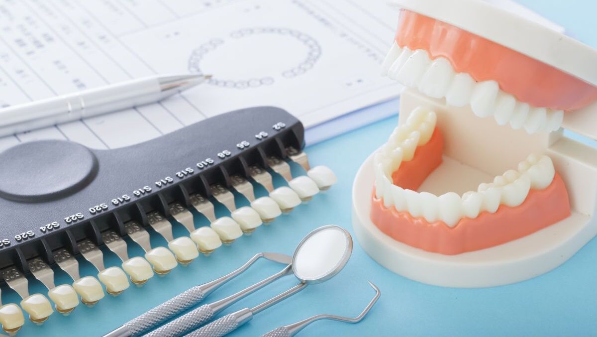 東京の審美歯科が「期間」「費用」「美しさ」「歯へのダメージ」で比較する歯並び治療法