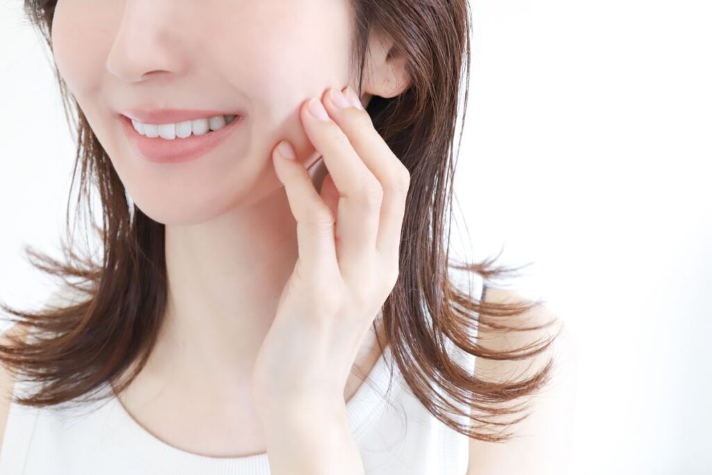 東京・銀座の洗面所で、朝、ご自身の顔のバランスをチェックする女性