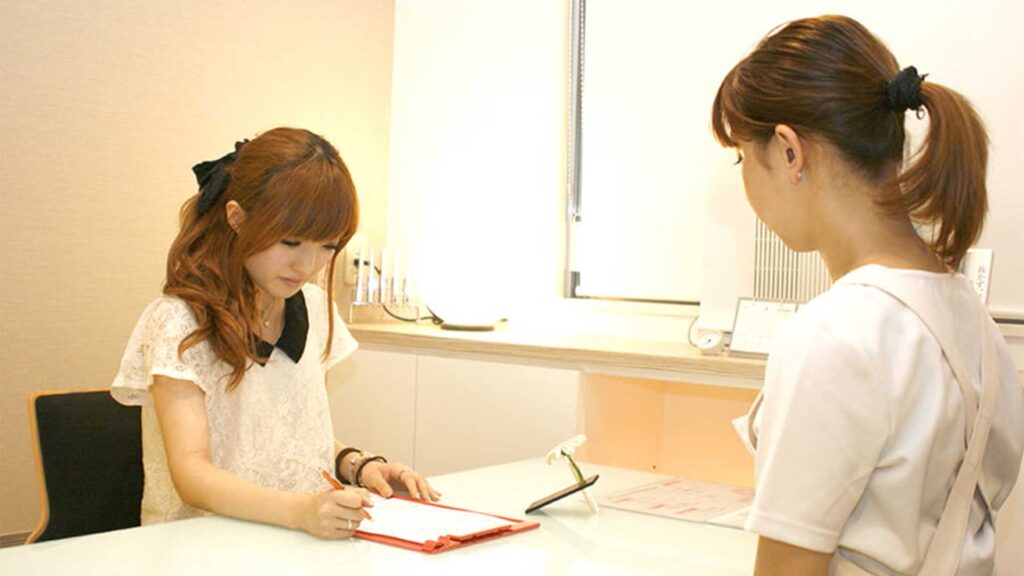 東京・銀座の審美歯科で、ティーシーズによるスマイルデザインの相談をする女性