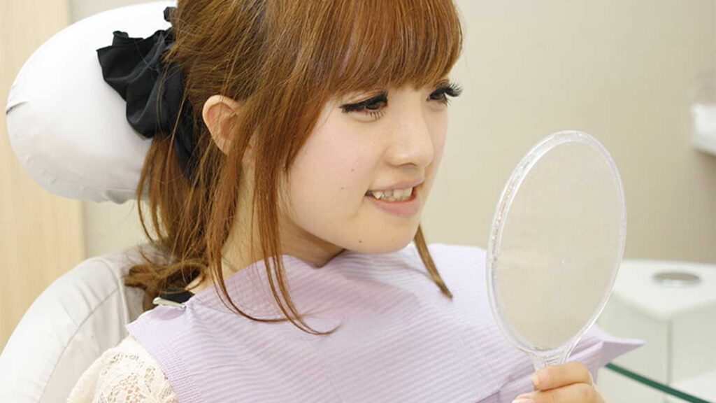 ガタガタの歯並びに悩み、矯正治療を検討している様子のイラスト