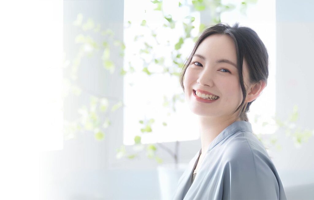 東京・銀座の街並みを背景に、痛みなく手に入れた美しい笑顔で微笑む女性