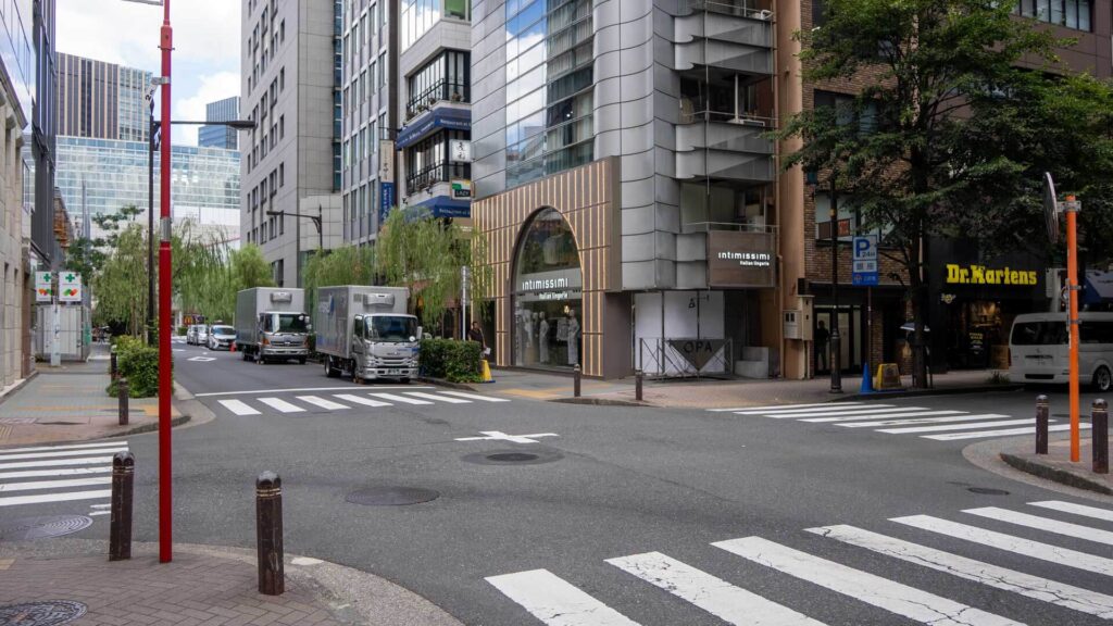 銀座の審美歯科へ向かう道中の銀座柳通りの交差点