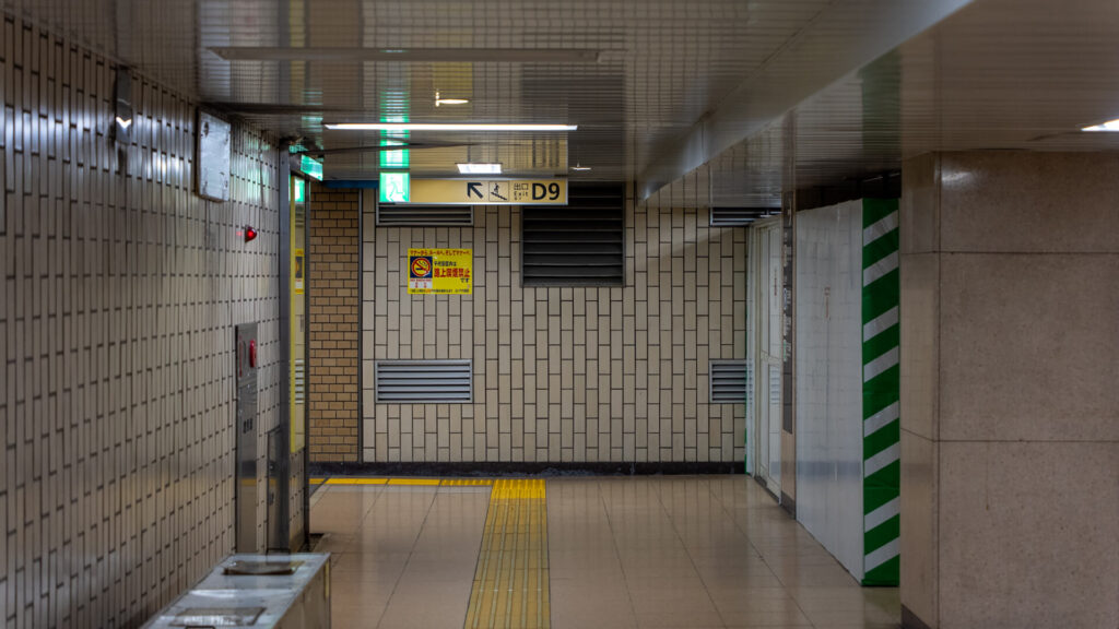 有楽町駅D9番出口の階段