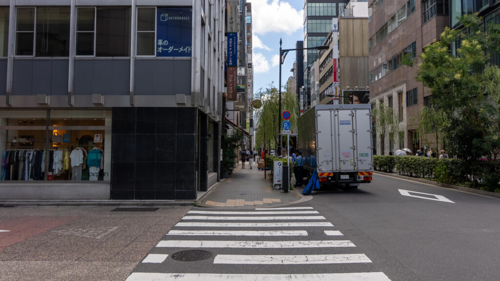 銀座審美歯科プレジールへ向かう柳通りの交差点