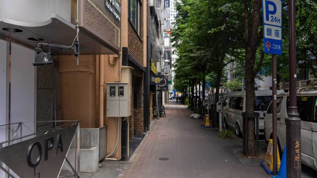 銀座柳通りから並木通りへ曲がる角