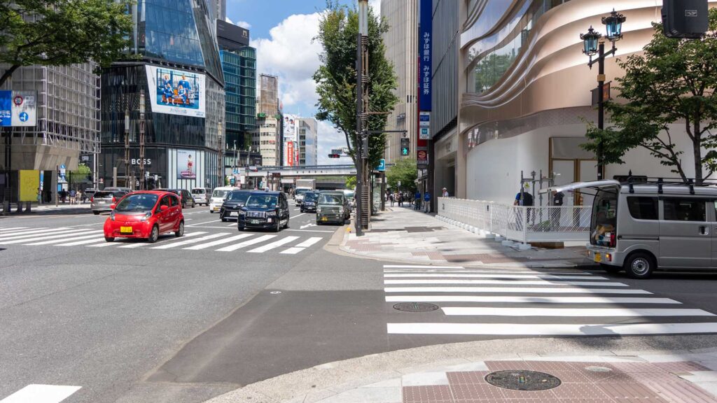 銀座駅B10出口から並木通りへ曲がる角の風景