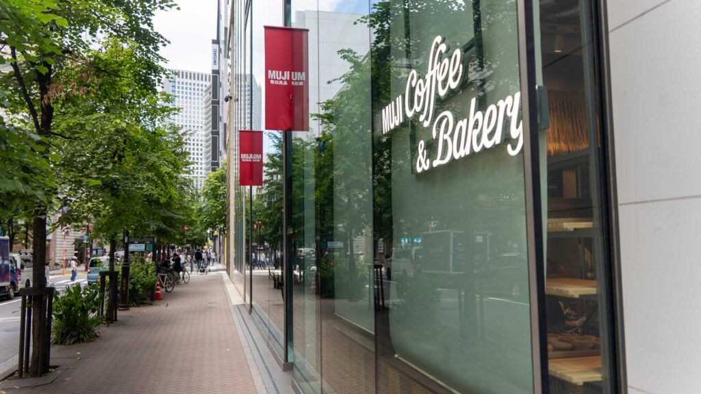 銀座並木通の無印良品・MUJI CAFE