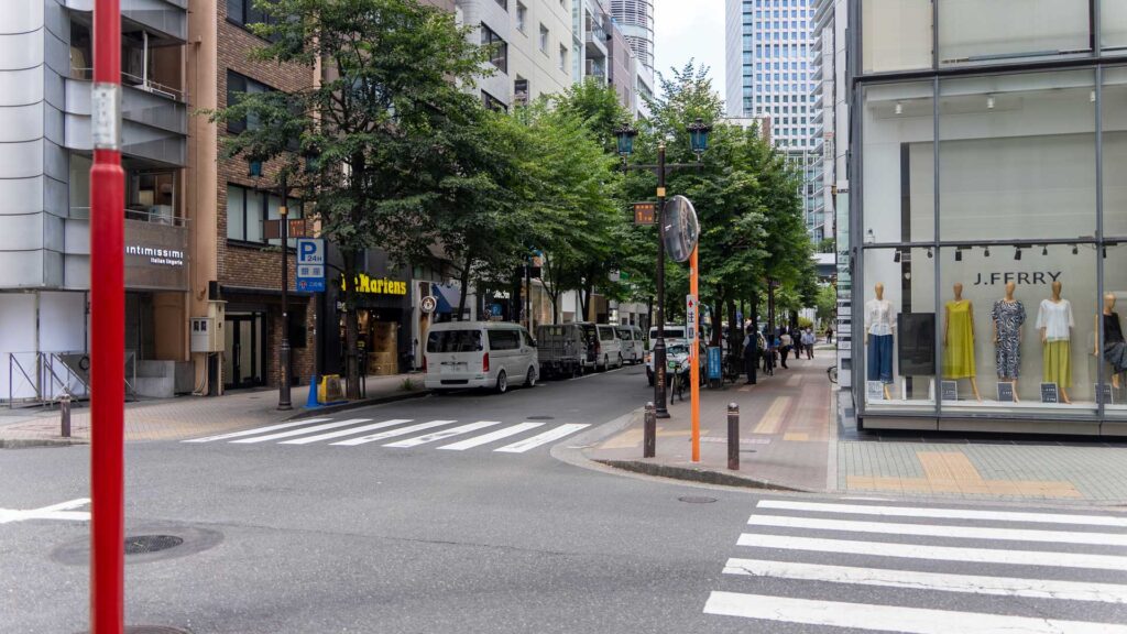 銀座柳通りとの交差点から見えるDr. Martens