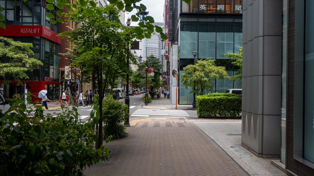 並木通りと松屋通りの交差点にある英國屋