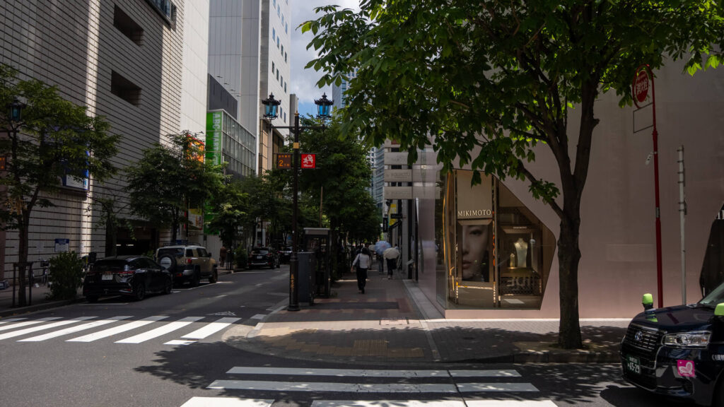 銀座マロニエ通りとの交差点にあるMIKIMOTO GINZA