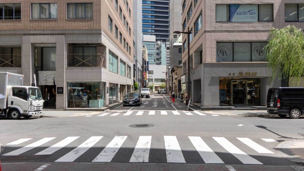 銀座一丁目駅前の銀座柳通りの交差点