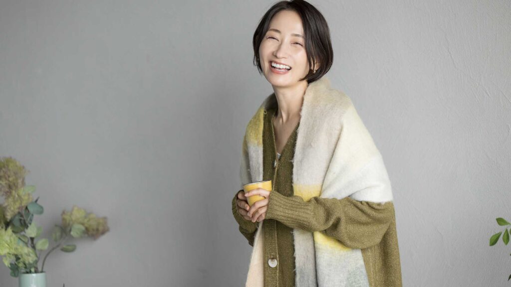 美しく白い歯で笑顔になっている東京・銀座の女性