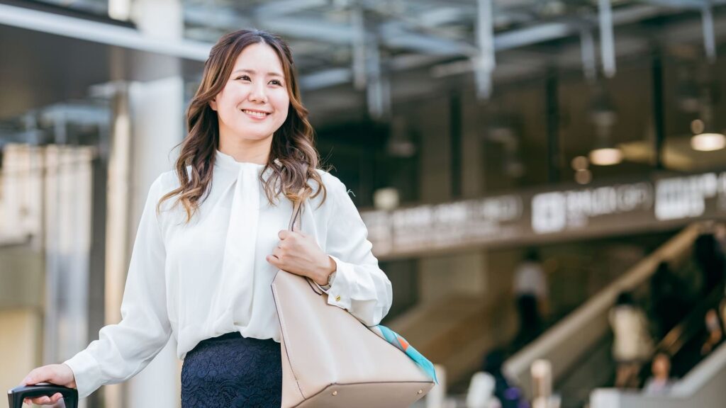 東京・銀座の街並みを背景に、自宅で手に入れた美しい白い歯で自信を持って微笑む人物